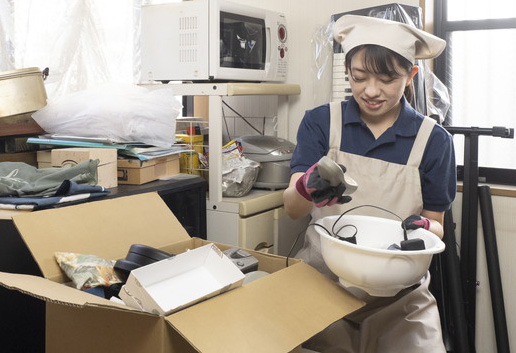 収納部分に物が残っていないかを確認